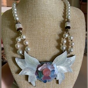 ✨ Stunning Mother of Pearl & Pearl Statement Necklace – Vintage Floral Design 🌿